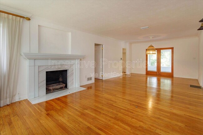 Building Photo - 1235 Ayrshire St