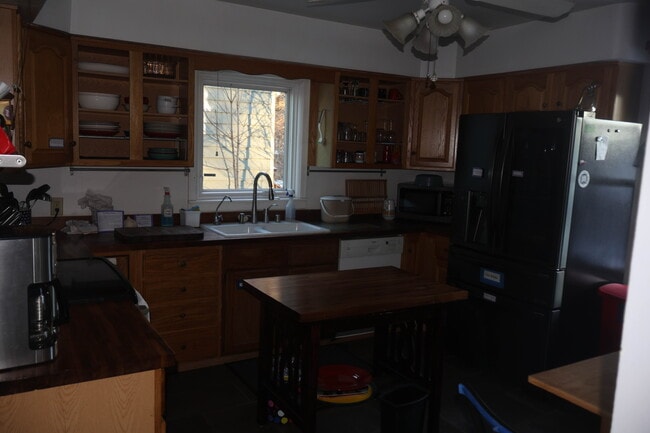 Building Photo - 637 S Shore Dr