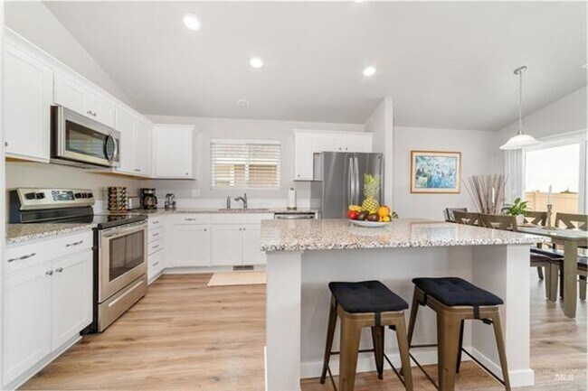 Building Photo - $500 OFF OCTOBER RENT!