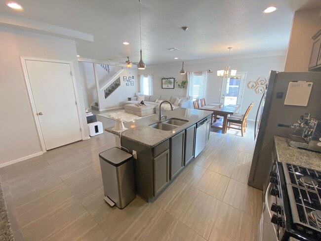 Building Photo - East El Paso 3 bed Refirg A/C