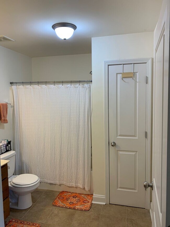 Building Photo - Four Bedroom Near Downtown Available for P...
