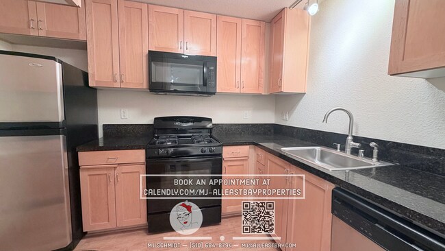 Building Photo - Beautiful two-story residence with 2 bedrooms, 2 bathrooms and balcony with views of the city loc...