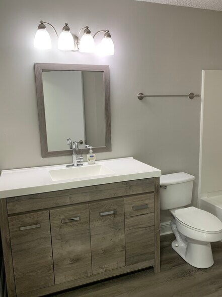 Building Photo - 715 Sugar Bay Way