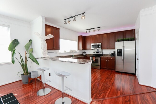 Building Photo - Riverside  Condo-RARE-Ready Jan 26