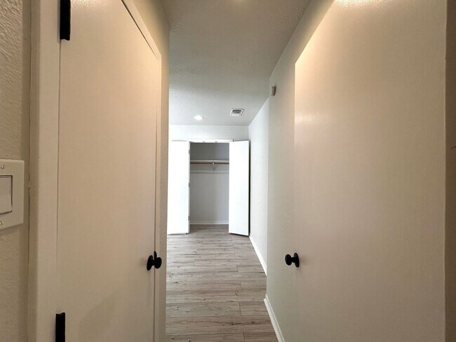Building Photo - What a deal! a 3 bed house 5 min from DT a...