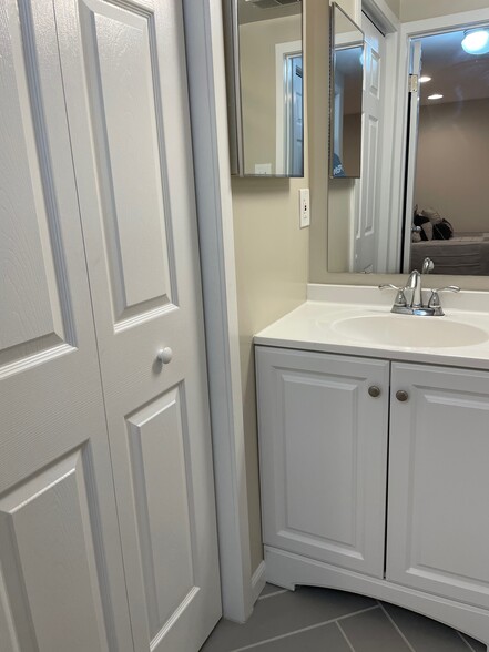 Full private bath - 9851 Hellingly Pl
