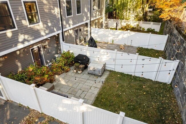 Building Photo - 50 Robey St
