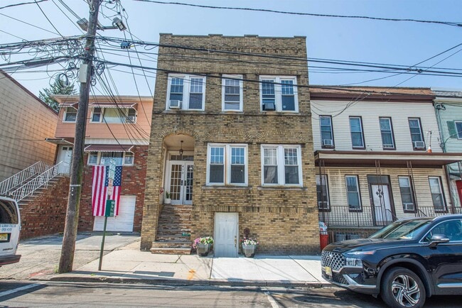 Building Photo - 413 24th St