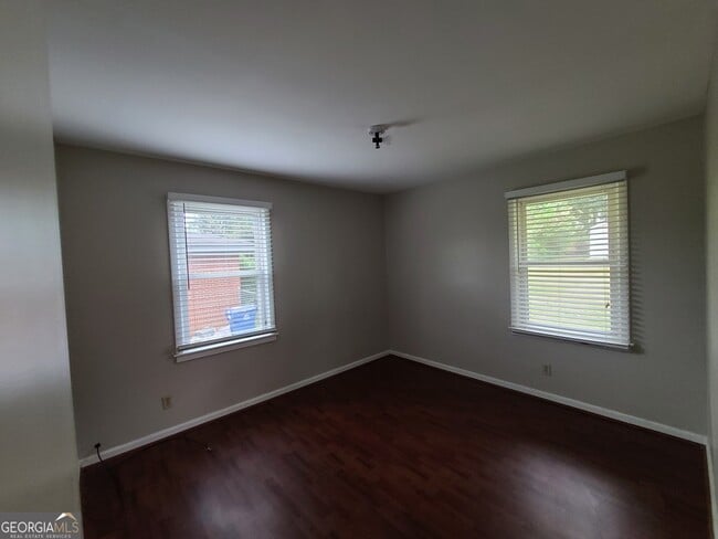 Building Photo - 2691 Fernwood Ave