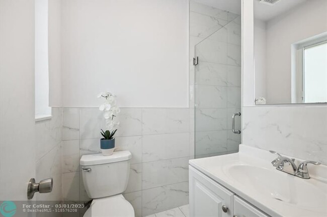 Building Photo - 1670 SW 22nd Ave