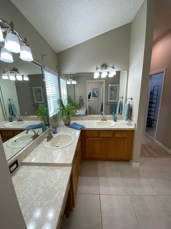 Building Photo - Gorgeous 3 + 2 Turnkey ANNUAL Lease w/Swim Spa & Large Private Screened in Patio In The Village o...