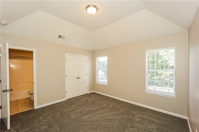 Building Photo - 5176 Round Table Dr
