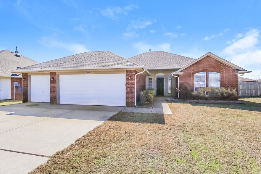 Building Photo - 600 NE 20th St