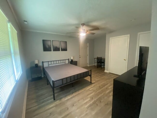 Building Photo - 3250 Willard Dr
