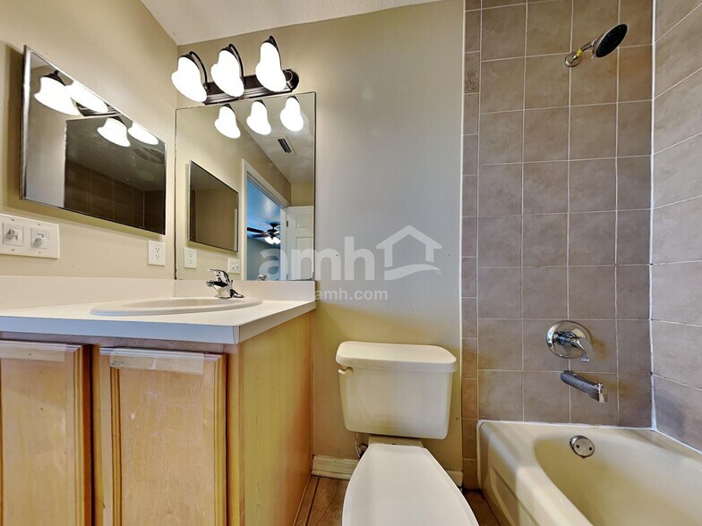 Building Photo - 1520 Presidio Dr