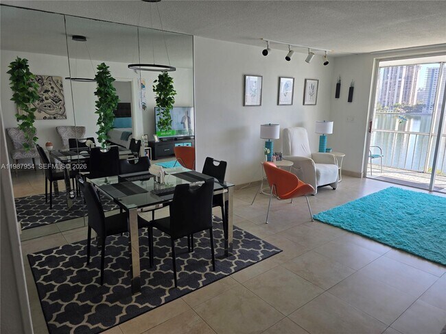 Building Photo - 2861 Leonard Dr