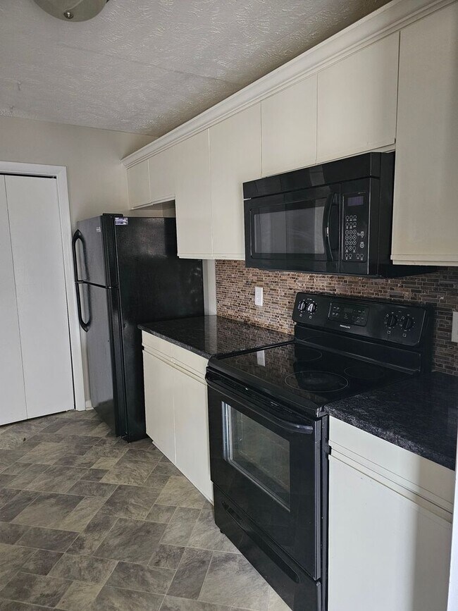 Building Photo - NEW LISTING!!!! Dont Miss Out