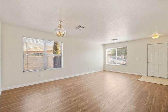 Building Photo - Move in ready home in Arizona Sunset!