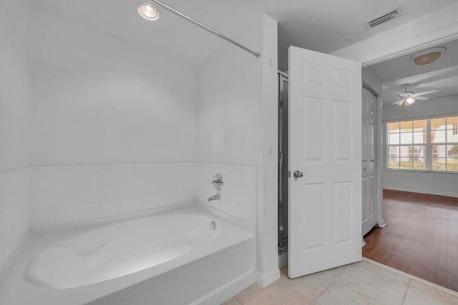 Building Photo - 557 SE Prescott Pl