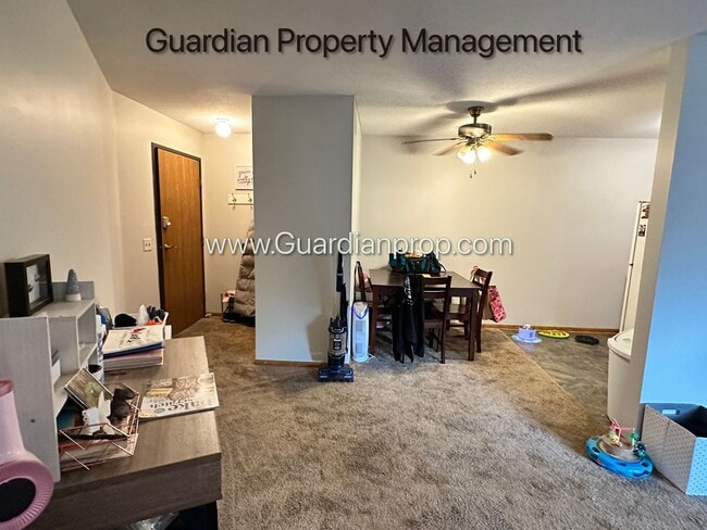 Building Photo - Top Floor w/Balcony, Excellent Condition, ...