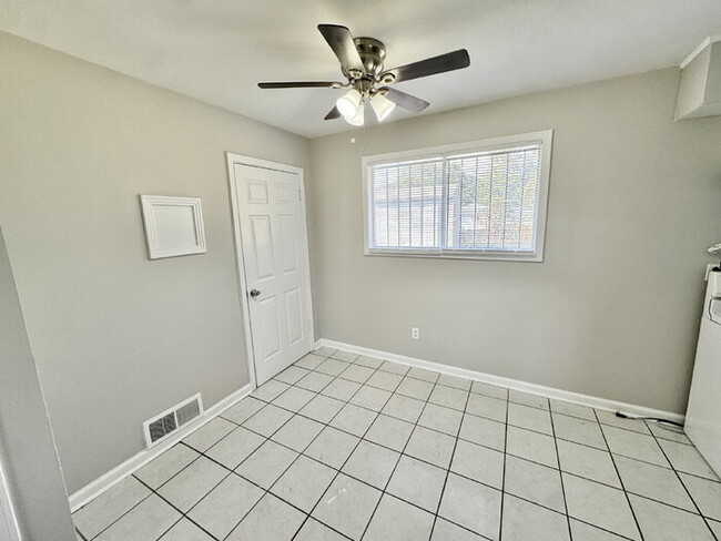 Building Photo - 784 Western Park Dr