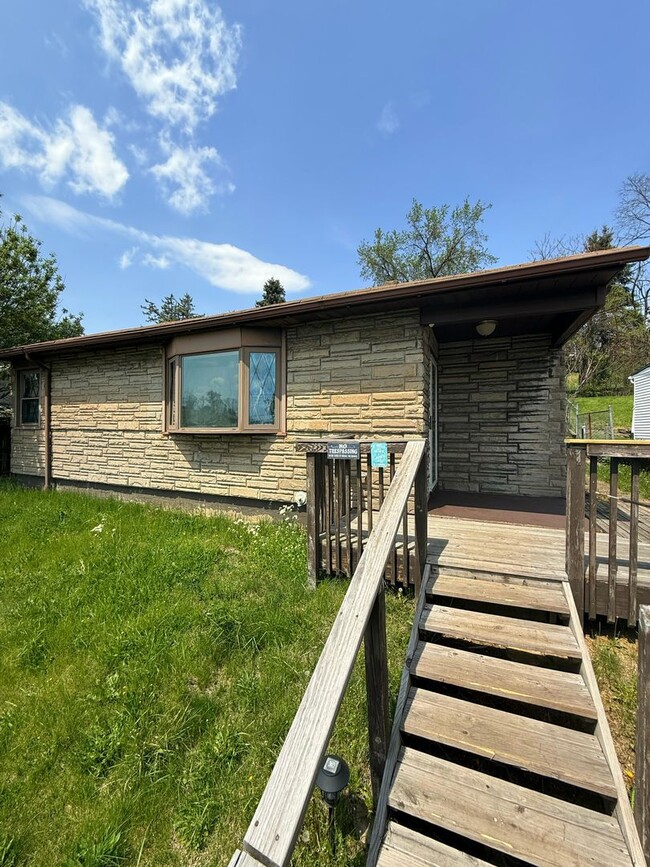 Building Photo - Updated 2BD 1BA house in McKeesport!