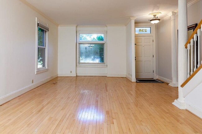 Building Photo - 238 Dale St N