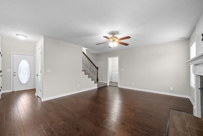 Building Photo - Pet Friendly Three Bedroom in Rossview!