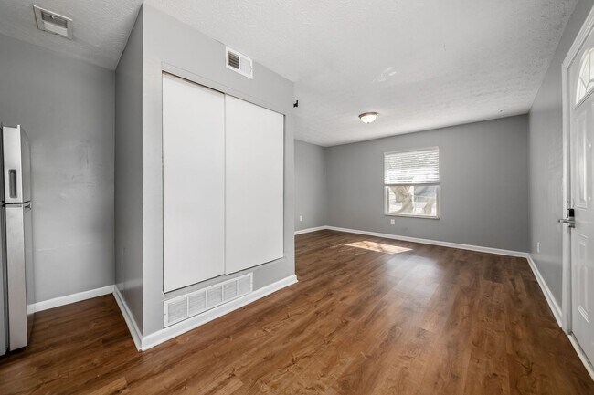 Building Photo - 313 E Moler St