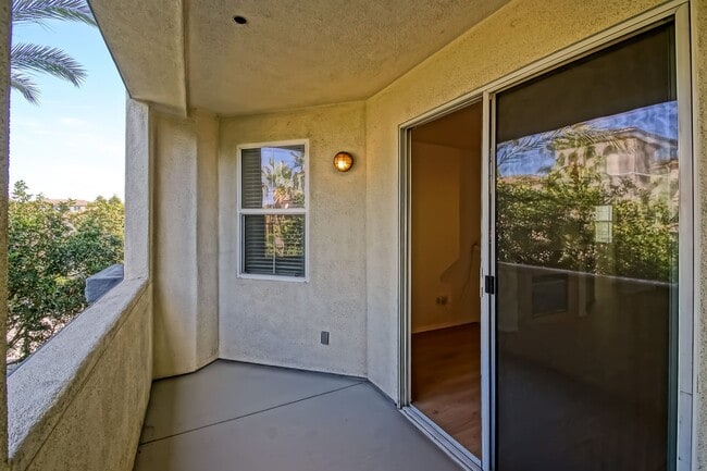 Building Photo - Bright & Airy, Recently Updated 3rd Floor Apartment in the Catalina Building Across from Central ...