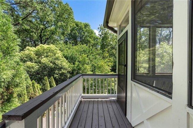 Building Photo - 663 Yorkshire Rd NE