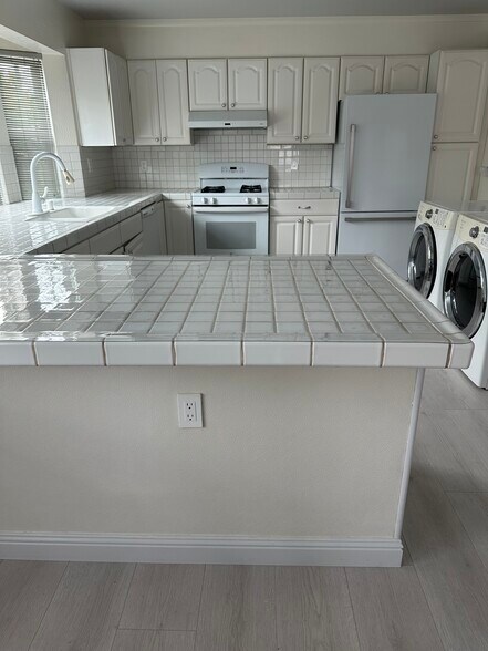 Kitchen with full size washer & dryer - 763 15th St