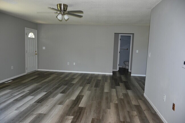 Building Photo - 714 E Nance Dr