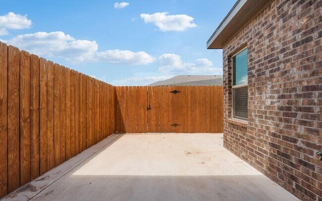 Building Photo - 5606 Kemper St