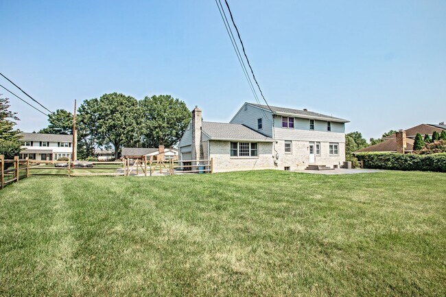 Building Photo - 2412 Manet Rd