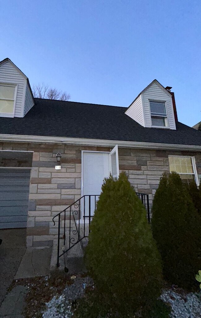 Primary Photo - Amazing house with Garage