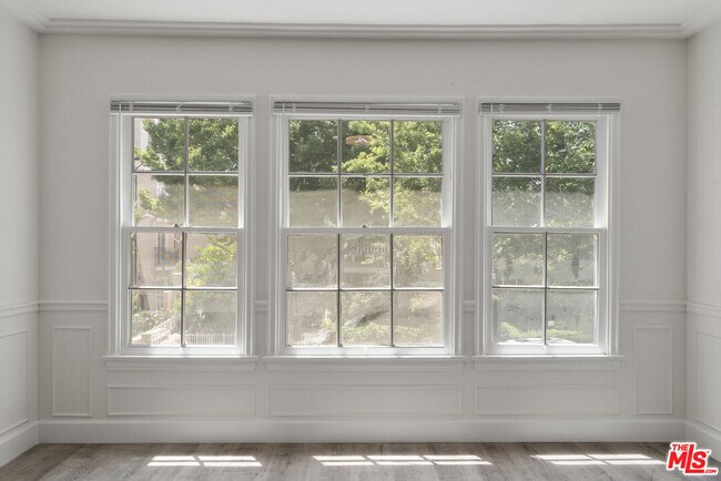 Building Photo - 308 S Reeves Dr