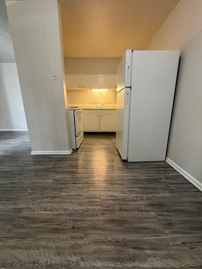 Building Photo - Spacious 1–3 Bedroom Apartments in South Louisville | Cedar Chase