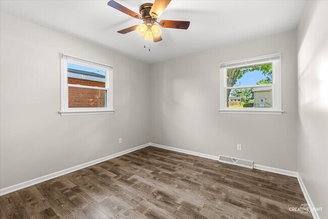 Building Photo - 1528 Oak Ln