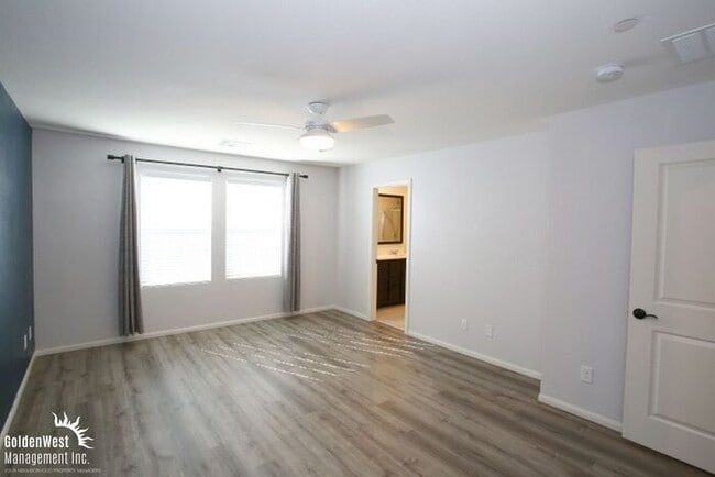 Building Photo - Bright & Stylish 3Bdm 2.5Ba Home in Henderson