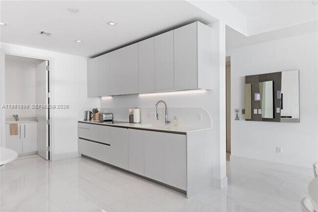 Building Photo - 16901 Collins Ave