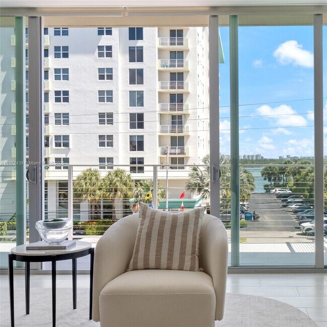 Building Photo - 10281 W Bay Harbor Dr