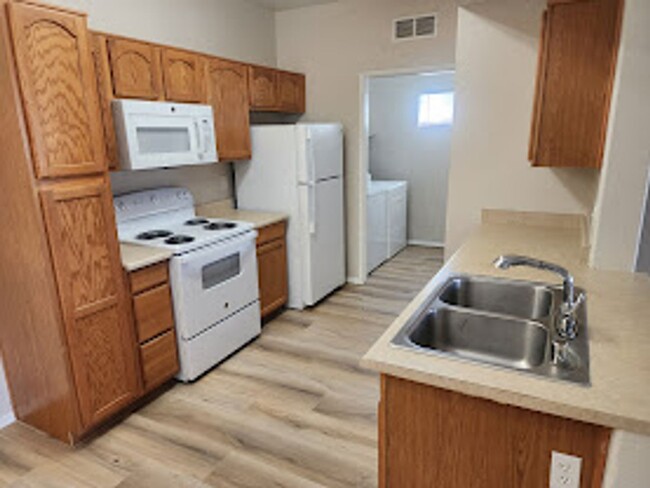 Building Photo - Upper Unit 3 Bedroom Condo with 1 Car Garage