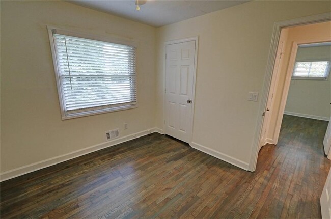 Building Photo - 4985 Crowe Dr SE