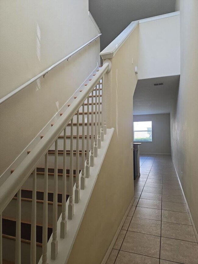 Building Photo - Amazing 4 Bedroom + Office/Bonus Room, 2 1...