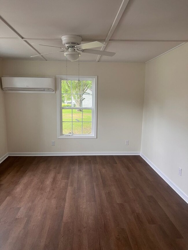 Building Photo - One Bedroom /One Bath House