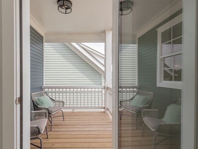 Building Photo - WOW!! One of the best Locations in one of the most desired neighborhoods