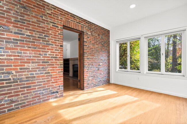 Building Photo - 3 Bed 2.5 Bath - Chevy Chase Colonial - Mo...