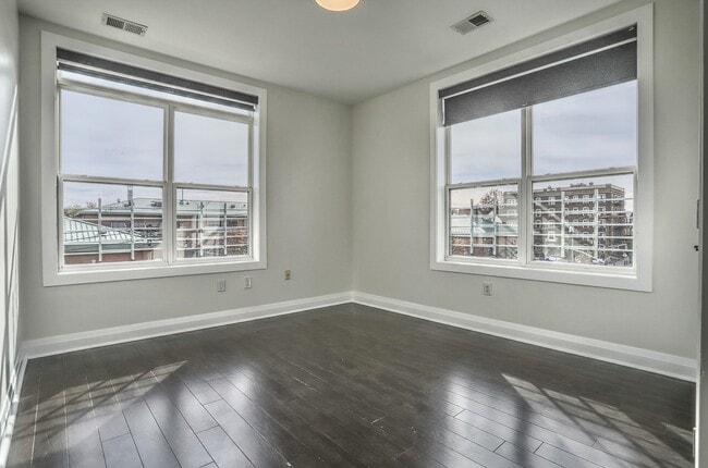 Building Photo - 1901 Summit Ave