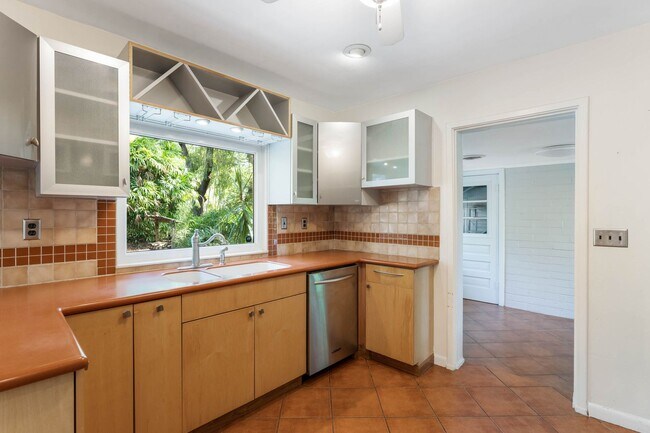 Building Photo - Updated 2/2/1 with huge yard next in the Delaney Park/Lake Weldona